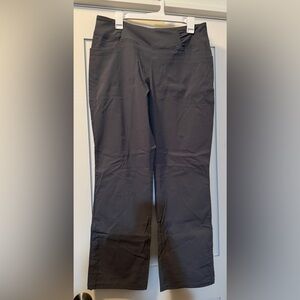 NWOT- Women’s Mountain Hardwear pull-on pants M